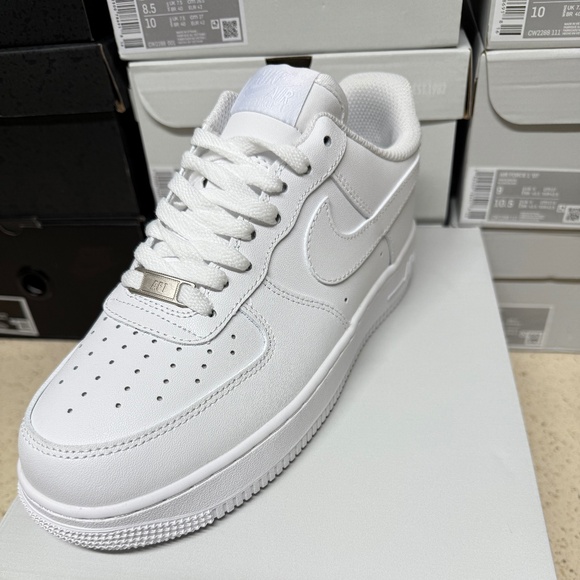 Nike Air Force 1 Low 07 White - Picture 1 of 2